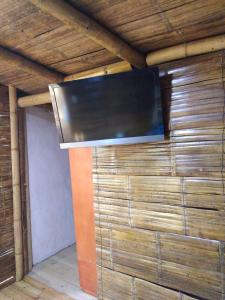 een flatscreen-tv aan een muur in een kamer bij Refugio ecológico Villa Mercedes in San Antonio del Tequendama