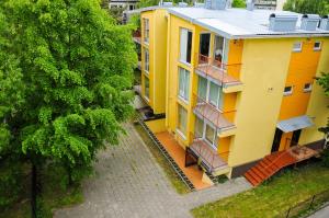 una vista aérea de un edificio de apartamentos amarillo en Kristinos Apartamentai - Vytauto, en Palanga