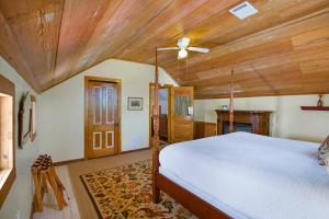 a bedroom with a bed with a wooden ceiling at Swing On Inn- Southern Comfort in Dripping Springs