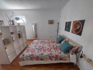 een slaapkamer met een groot bed in een kamer bij Casa Lito B in Haría