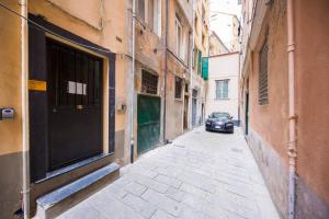 an alley with a car parked next to a building at Appartamento La Città Vecchia in Genova