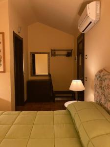 1 dormitorio con 1 cama, 1 silla y 1 ventana en B&B MontAlbano, en Caserta