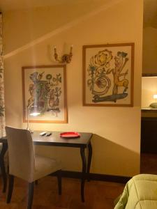 escritorio con silla y una foto en la pared en B&B MontAlbano, en Caserta