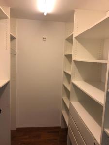 Knihovna v apartmánu