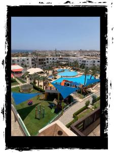 Blick auf einen Wasserpark mit mehreren Pools in der Unterkunft Jasmine rasort in Sharm El Sheikh