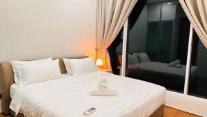 Tempat tidur dalam kamar di Soho Suites KLCC @ Grand Suites KL