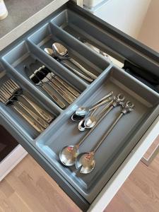 un tiroir avec des cuillères et des ustensiles dans l'établissement Nordic Quality Apartments- Feel the North, à Rovaniemi