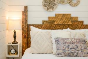 - une chambre avec un lit et une tête de lit en bois dans l'établissement New Luxury Shipping Container, à Bellmead