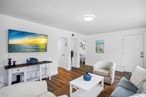 een woonkamer met een bank en een tafel bij Beach Livin 1 - 1 Bedroom Downstairs in St Pete Beach