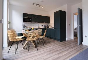 Η κουζίνα ή μικρή κουζίνα στο Stunning Acton Apartment With Balcony