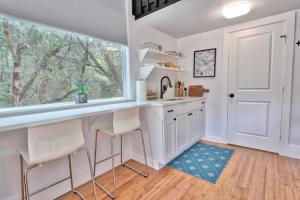 eine Küche mit einer Theke und einem Fenster in der Unterkunft The Driftwoods - Orange Tiny House in Driftwood