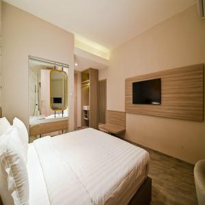 Yulia Hotel Managed by HIG的电视和/或娱乐中心