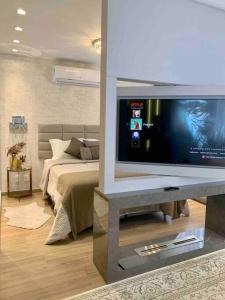 sala de estar con TV en una mesa con cama en Gramado Centro ao lado das compras e Rua Coberta Vita, en Gramado 25 fotos más