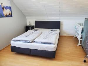 een groot bed in een kamer met een wieg bij 100 qm DG Wohnung 《Kehr wieder》Bexbach Saarland in Bexbach
