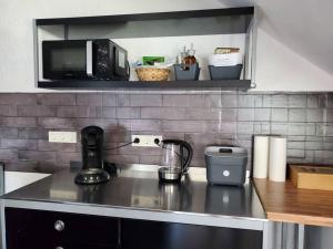 Kuchyň nebo kuchyňský kout v ubytování 100 qm DG Wohnung 《Kehr wieder》Bexbach Saarland