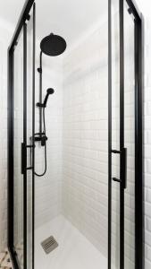 La salle de bains est pourvue d'une douche avec une porte en verre. dans l'établissement La Casita Beneroso, à Alcalá de los Gazules