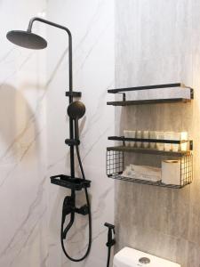 een badkamer met een zwarte lamp naast een toilet bij Urban Oasis Resort, Tarlac in Tarlac