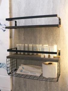 een plank met toiletpapier erop in de badkamer bij Urban Oasis Resort, Tarlac in Tarlac