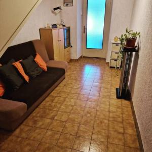 ein Wohnzimmer mit einem Sofa und Fliesenboden in der Unterkunft Veli Vir House in Gračišče