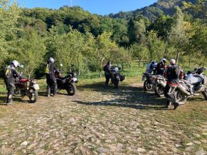 eine Gruppe von Personen auf Motorrädern, die auf einem Feld geparkt sind in der Unterkunft Casa COLT DE RAI in Brezoi
