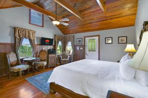 Postelja oz. postelje v sobi nastanitve Swing On Inn- Rockin Boots Cottage