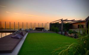 a backyard with a green lawn on a balcony at vista-apartments in Ebersbach