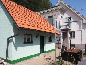 una casa de techo naranja con una mesa delante en Haus Sonnenschein, en Klagenfurt