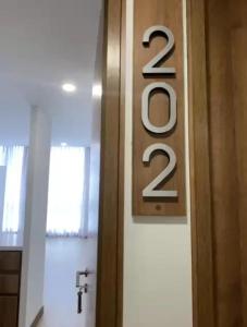 a door with a sign that says on it at APARTAMENTO TIZIANI MANIZALES in Manizales