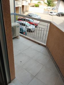 - un balcon avec vue sur le parking dans l'établissement appartement 4 couchages renovés entièrement, à Cavaillon