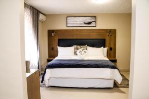Windhoek Gardens Boutique Hotel tesisinde bir odada yatak veya yataklar