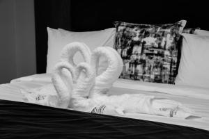 Windhoek Gardens Boutique Hotel tesisinde bir odada yatak veya yataklar