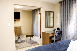 Windhoek Gardens Boutique Hotel tesisinde bir odada yatak veya yataklar