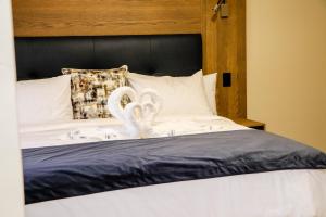 Windhoek Gardens Boutique Hotel tesisinde bir odada yatak veya yataklar