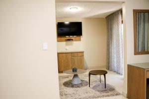 Windhoek Gardens Boutique Hotel tesisinde bir televizyon ve/veya eğlence merkezi