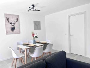 - une salle à manger avec une table et des chaises dans l'établissement Apartamento cerca de la playa, Torre Del Mar, à Torre del Mar