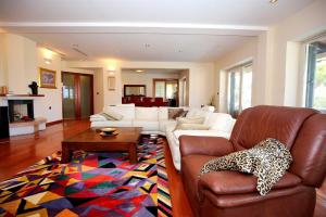 Posezení v ubytování 5* Seaview Villa Clara for 12+ guests, Kožino
