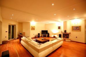 TV a/nebo společenská místnost v ubytování 5* Seaview Villa Clara for 12+ guests, Kožino