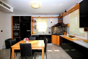 Kuchyň nebo kuchyňský kout v ubytování 5* Seaview Villa Clara for 12+ guests, Kožino