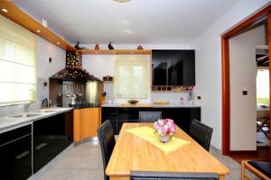 Kuchyň nebo kuchyňský kout v ubytování 5* Seaview Villa Clara for 12+ guests, Kožino