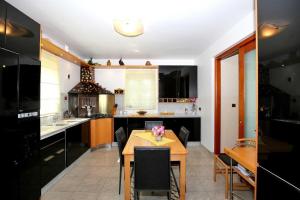 Kuchyň nebo kuchyňský kout v ubytování 5* Seaview Villa Clara for 12+ guests, Kožino