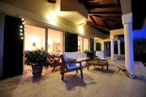 Posezení v ubytování 5* Seaview Villa Clara for 12+ guests, Kožino