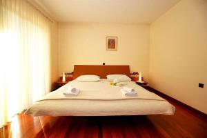 Postel nebo postele na pokoji v ubytování 5* Seaview Villa Clara for 12+ guests, Kožino