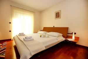Postel nebo postele na pokoji v ubytování 5* Seaview Villa Clara for 12+ guests, Kožino