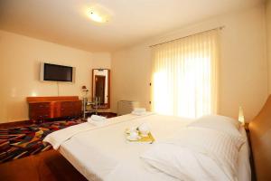 Postel nebo postele na pokoji v ubytování 5* Seaview Villa Clara for 12+ guests, Kožino