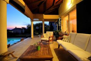 Posezení v ubytování 5* Seaview Villa Clara for 12+ guests, Kožino