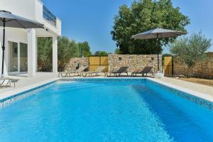Basen w obiekcie Villa Natura with pool, Zadar county lub w pobliżu