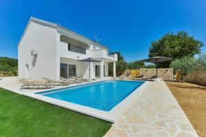 Basen w obiekcie Villa Natura with pool, Zadar county lub w pobliżu