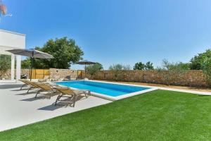 Basen w obiekcie Villa Natura with pool, Zadar county lub w pobliżu