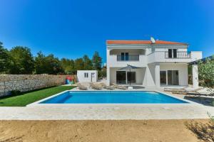 Basen w obiekcie Villa Natura with pool, Zadar county lub w pobliżu