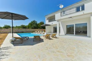 Basen w obiekcie Villa Natura with pool, Zadar county lub w pobliżu